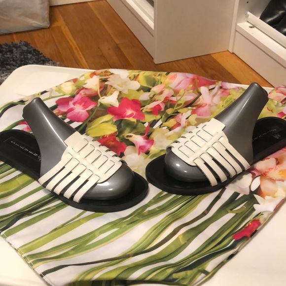 Steven Madden sandals in White and black - Picture 2 of 3